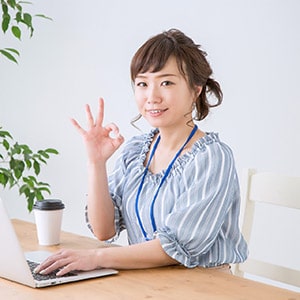 画像修正の注文フォームに余裕の雰囲気で入力している女性