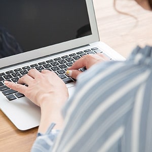 画像加工の見積もりメールを確認する女性