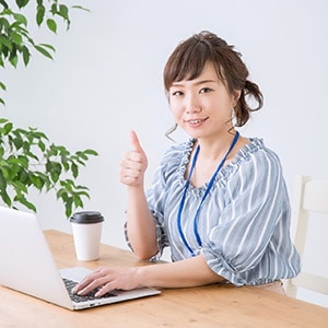 画像が納品されて満足している女性