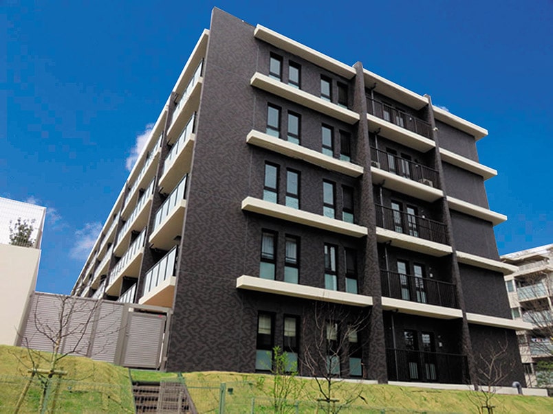 画像加工「マンションの外観」修正後、電線など不要なものをなくし、明るくスッキリとした画像