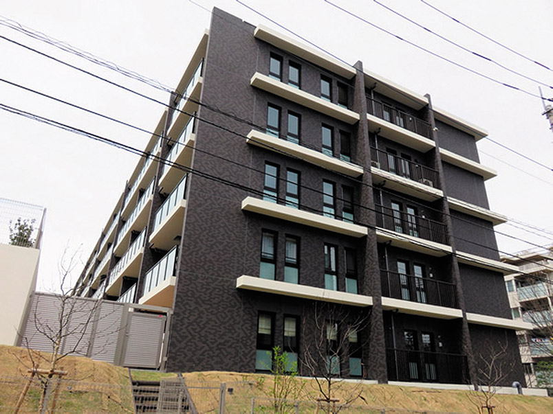 画像加工「マンションの外観」修正前の暗く電線など邪魔なものが入っている画像