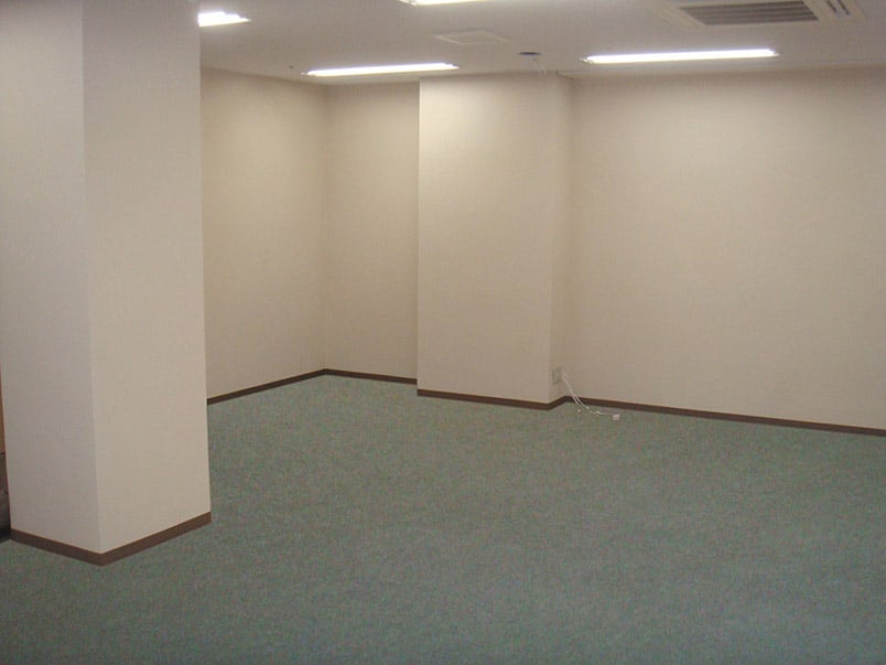 画像加工「オフィスの室内」修正前の暗い感じ